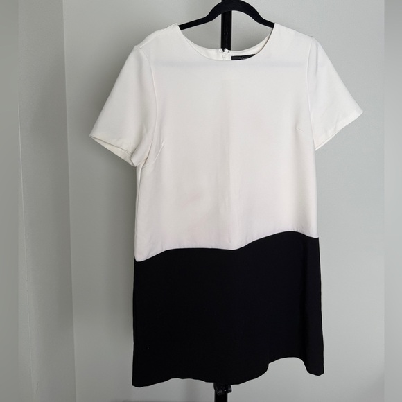 Forever 21 Dresses & Skirts - Forever 21 Shift Dress • Color Block • White & Black • Size L